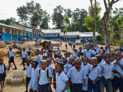 0 NDMC hoofdfoto kinderen op de speelplaats jpg BEWERKT