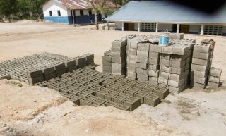 Zelfgemaakte betonblokken drogen in de zon