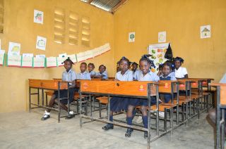 De kinderen in hun afgewerkte klas