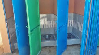 De afgewerkte hurktoiletten