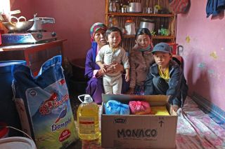 Nepal: schenking voedselpakket aan een gezin van een petekind