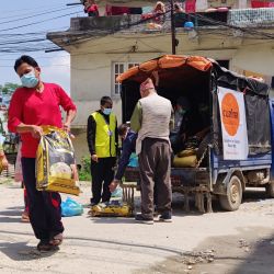 Nepal: voedselpakketten uitdelen