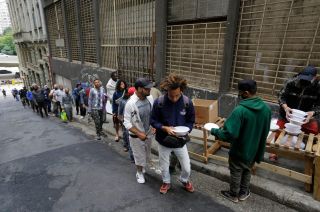 Brazilië: voedselbedeling in de favela