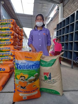 Peru: voorbereiding bedeling voedselpakketten