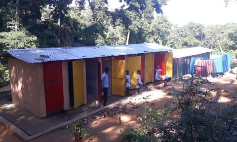 Kinderen aan de toiletten