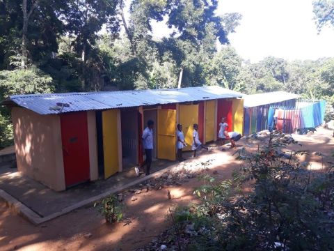 Kinderen aan de toiletten