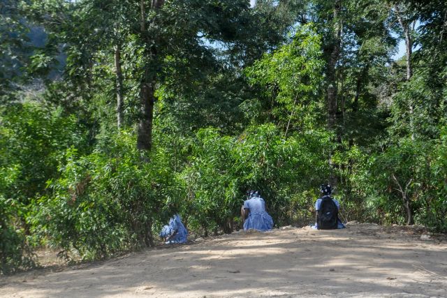 Haitiaanse schoolkinderen ontlasten zich in de open lucht 28 Groot29