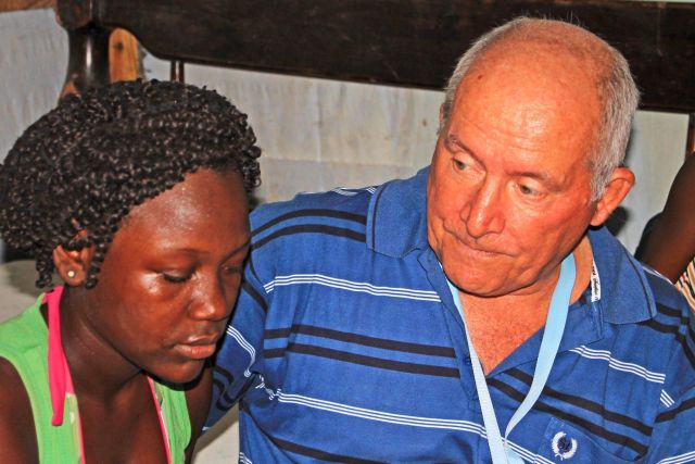 Jan met Haitiaans slachtoffer van de aardbeving in 2010 bewerkt